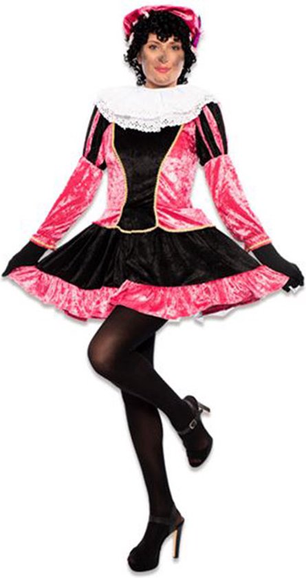 Zwart met roze fluwelen jurkje met ruches en gouden bies, witte kraag, zwarte panty en een roze baret.