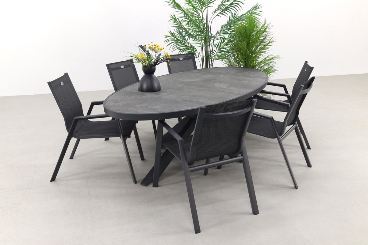 Stapelbare ovale tuinset Hartman Napoli/Silva 240x115 cm, 7-delig, in professionele setting.