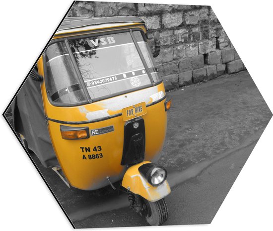 Dibond Hexagon - (Deels) Gele Tuktuk Geparkeerd op Stoep (Zwart- wit) - 50x43.5 cm Foto op Hexagon (Met Ophangsysteem)