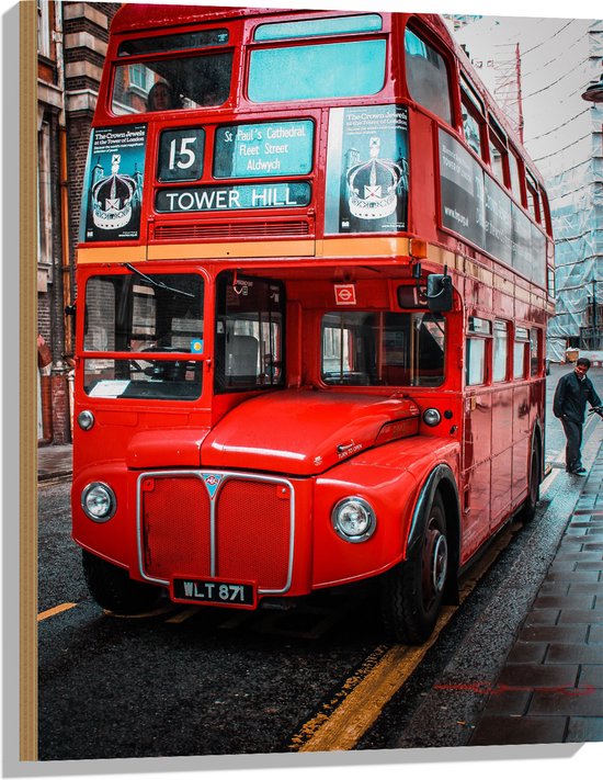 Hout - Traditionele Rode Toeristenbus door de Straten van Londen - 60x80 cm - 9 mm dik - Foto op Hout (Met Ophangsysteem)