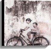 Canvas - Geparkeerde Fiets tegen Muurschildering van Twee Kinderen op een Fiets - 40x40 cm Foto op Canvas Schilderij (Wanddecoratie op Canvas)