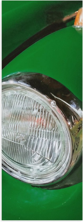 Poster Glanzend – Close-up van Ouderwetse Koplamp op Groenkleurige Auto - 20x60 cm Foto op Posterpapier met Glanzende Afwerking