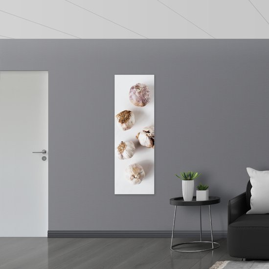 Dibond - Knoflookbolletjes Verspreid op Witte Achtergrond - 50x150 cm Foto op Aluminium (Wanddecoratie van metaal)