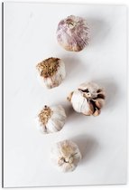 Dibond - Knoflookbolletjes Verspreid op Witte Achtergrond - 60x90 cm Foto op Aluminium (Wanddecoratie van metaal)