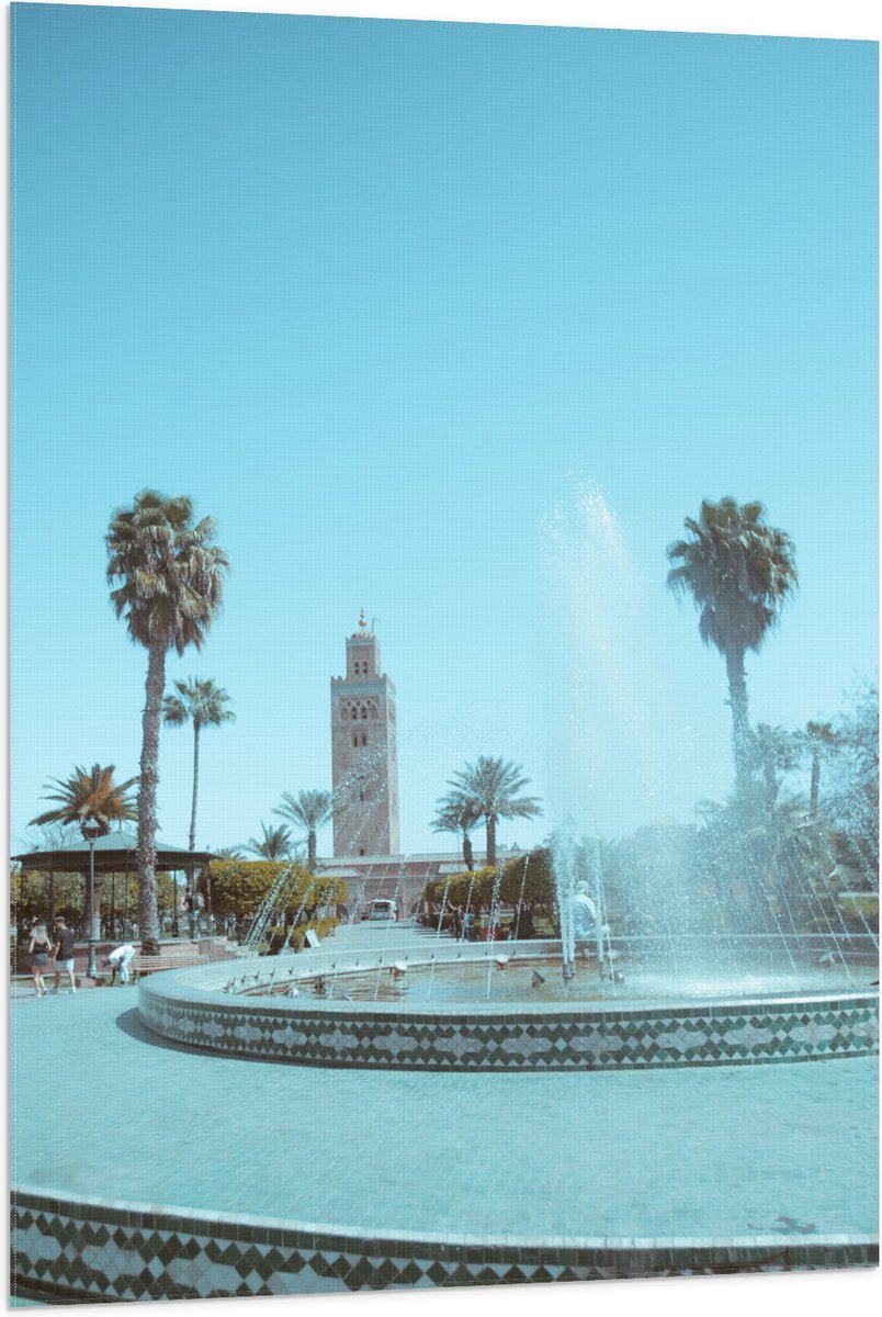 Vlag - Gebouw - Fontein - Water - Bomen - Palmbomen - Mensen - 80x120 cm Foto op Polyester