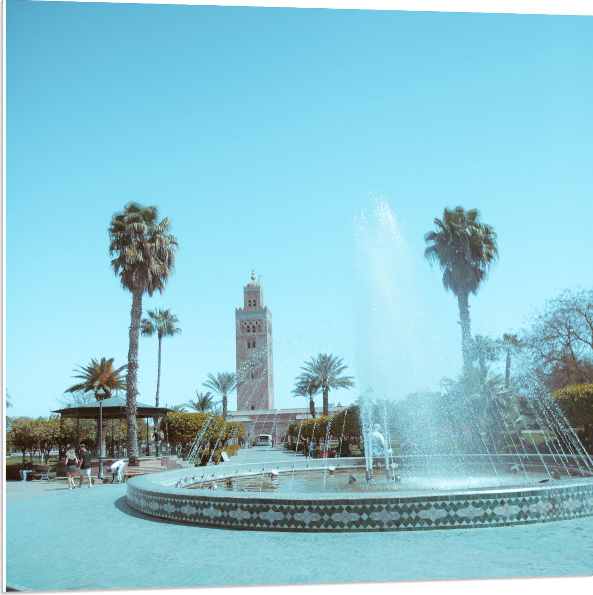 PVC Schuimplaat- Gebouw - Fontein - Water - Bomen - Palmbomen - Mensen - 80x80 cm Foto op