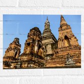 Muursticker - Vooraanzicht van Wat Maha That Tempel in Ayutthaya, Thailand - 40x30 cm Foto op Muursticker
