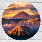 Muursticker Cirkel - Vulkaanbergen omringd door Water - 40x40 cm Foto op Muursticker
