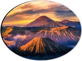 Dibond Ovaal - Vulkaanbergen omringd door Water - 28x21 cm Foto op Ovaal (Met Ophangsysteem)