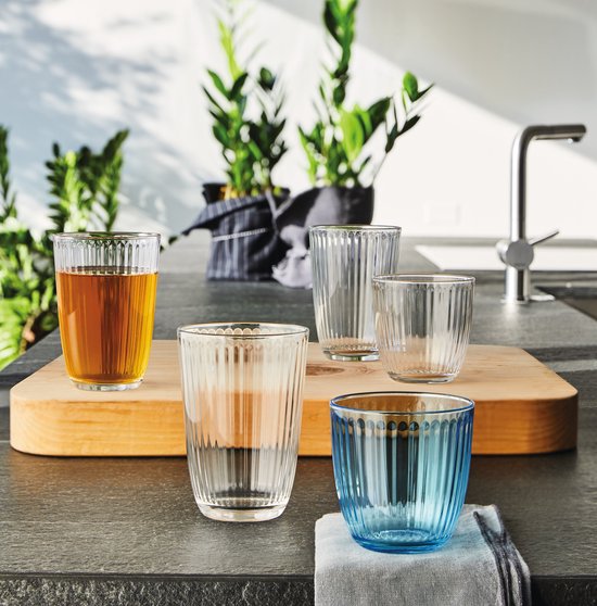 Cinq verres Bormioli Rocco : un rempli d'une boisson ambrée, un bleu, deux transparents, et un avec une légère teinte dorée. Côtes verticales.