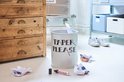 Witte Edding 800 marker met zwarte dop naast een prullenbak met 'PAPER PLEASE'.