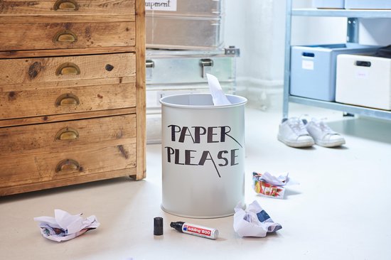 Witte Edding 800 marker met zwarte dop naast een prullenbak met 'PAPER PLEASE'.