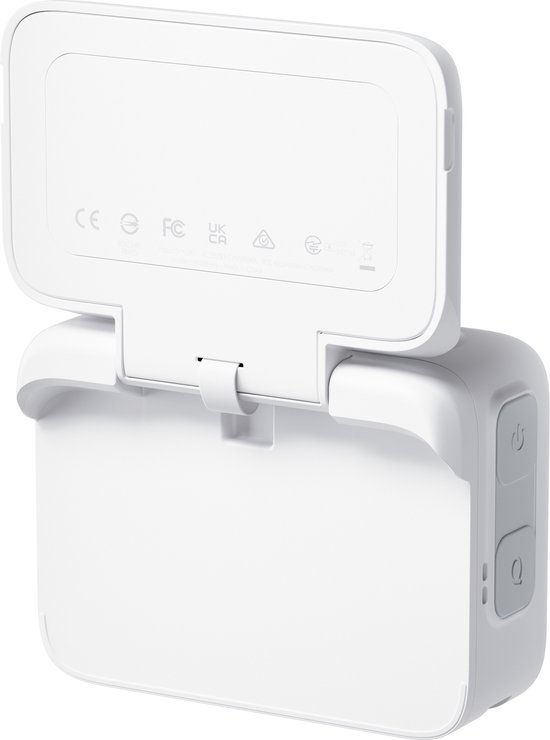 Witte Insta360 GO 3 met gesloten scherm en CE, FC, G, UKCA certificeringen op de achterkant.