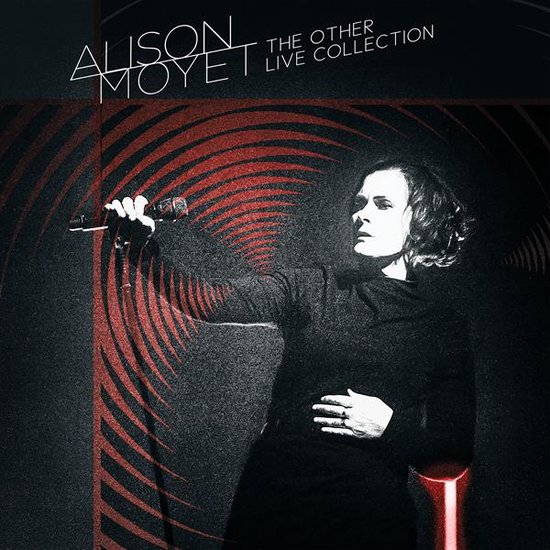 Alison Moyet zingt met microfoon, gekleed in zwart, met rode cirkels op de achtergrond. Titel: Alison Moyet The Other Live Collection.