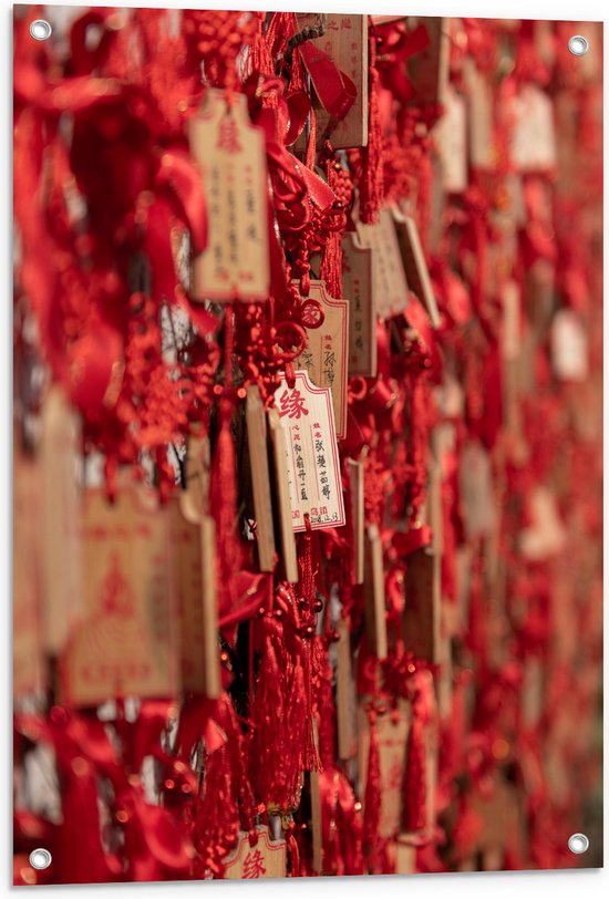 Tuinposter – Rode Sleutelhangers met Chinese Tekens aan een Muur - 60x80 cm Foto op Tuinposter (wanddecoratie voor buiten en binnen)