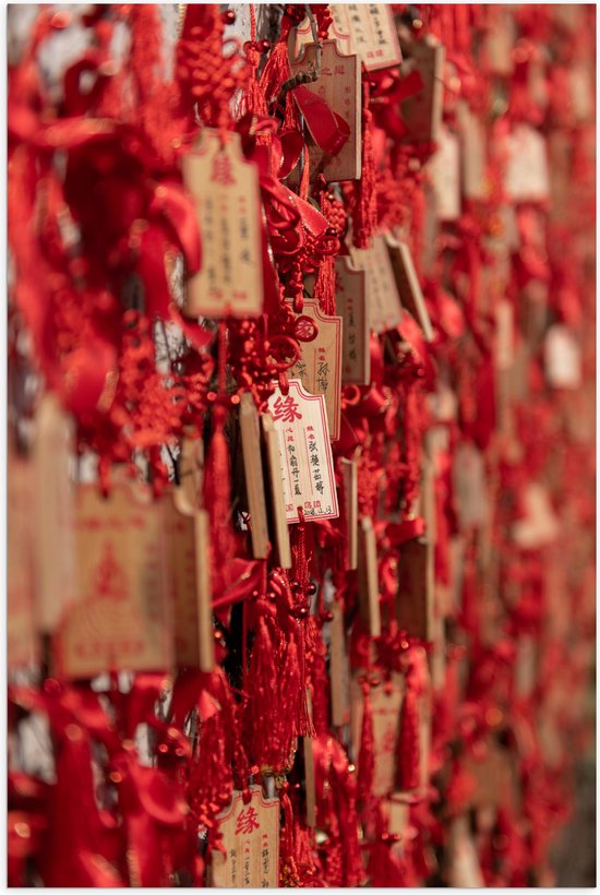 Poster (Mat) - Rode Sleutelhangers met Chinese Tekens aan een Muur - 80x120 cm Foto op Posterpapier met een Matte look
