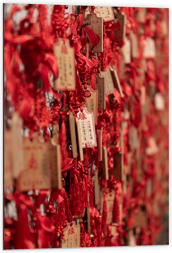 Dibond - Rode Sleutelhangers met Chinese Tekens aan een Muur - 60x90 cm Foto op Aluminium (Wanddecoratie van metaal)