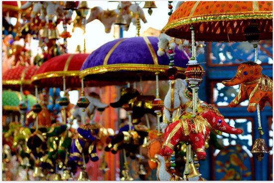 Poster (Mat) - Traditionele Olifantjes aan Lampionnen op Buitenlandse Diwali Markt - 75x50 cm Foto op Posterpapier met een Matte look