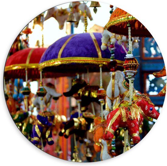 Dibond Muurcirkel - Traditionele Olifantjes aan Lampionnen op Buitenlandse Diwali Markt - 60x60 cm Foto op Aluminium Muurcirkel (met ophangsysteem)