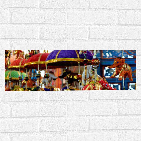 Muursticker - Traditionele Olifantjes aan Lampionnen op Buitenlandse Diwali Markt - 60x20 cm Foto op Muursticker