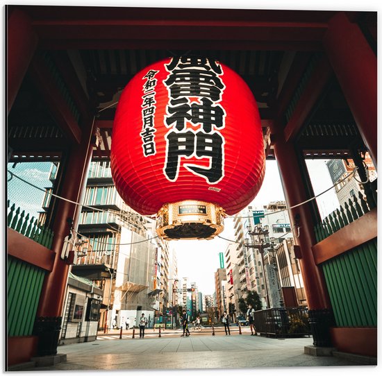 Dibond - Mega Rode Lampion met Chinese Tekens in Grote Stad - 50x50 cm Foto op Aluminium (Wanddecoratie van metaal)