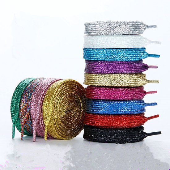 Stapel gekleurde glitterveters, met een rol van verschillende kleuren glitterveters ernaast.