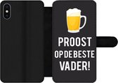 Bookcase Geschikt voor iPhone X telefoonhoesje - Spreuken - Proost op de beste vader - Quotes - Papa - Met vakjes - Wallet case met magneetsluiting