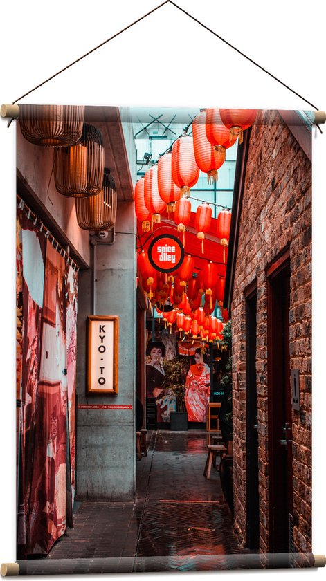 Textielposter - Smalle Straat Versierd met Rode Lampionnen in Tokyo - 60x90 cm Foto op Textiel