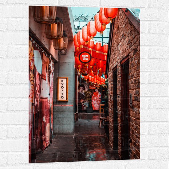 Muursticker - Smalle Straat Versierd met Rode Lampionnen in Tokyo - 60x90 cm Foto op Muursticker