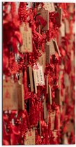 Dibond - Rode Sleutelhangers met Chinese Tekens aan een Muur - 50x100 cm Foto op Aluminium (Met Ophangsysteem)
