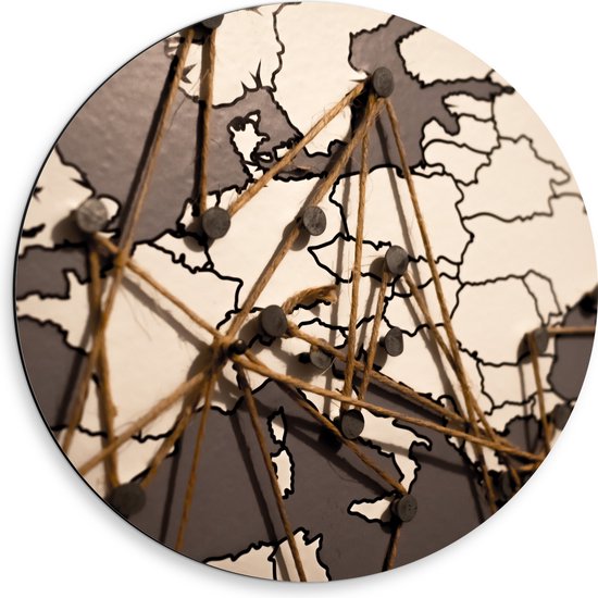 Dibond Muurcirkel - Kaart van Europa met Spijkers en Touwen - 50x50 cm Foto op Aluminium Muurcirkel (met ophangsysteem)