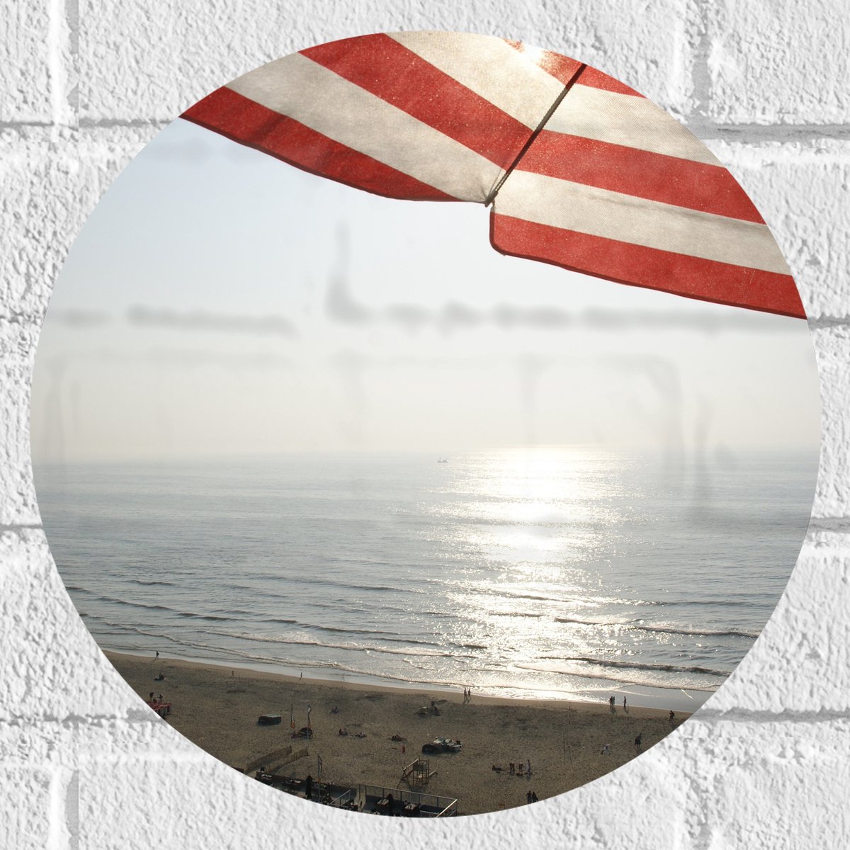 Muursticker Cirkel - Strand - Zee - Zand - Parasol - Mensen - Strandtent - Zon - 30x30 cm