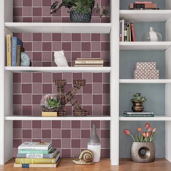 Étagère remplie de livres et de décorations, les fonds des étagères étant recouverts de carreaux carrés violet lilas.