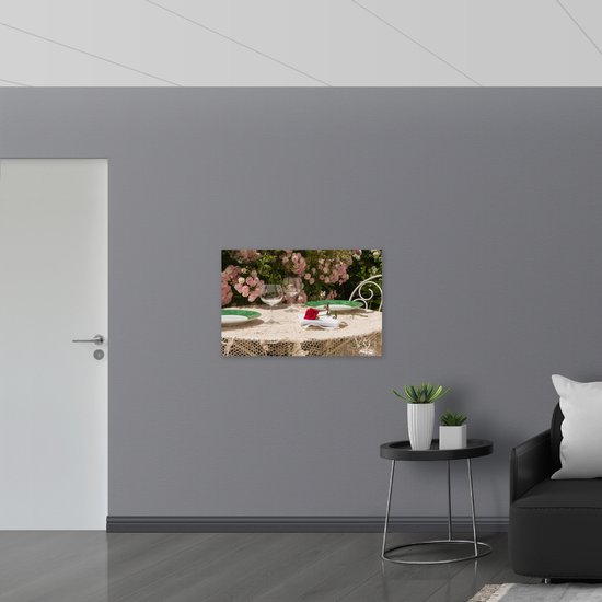 PVC Schuimplaat- Tafel - Roos - Borden - Glazen -Bloemen - Planten - Stoelen - 90x60 cm Foto op PVC Schuimplaat