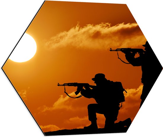 Dibond Hexagon - Silhouet van Twee Soldaten op Berg bij de Felle Zon - 60x52.2 cm Foto op Hexagon (Met Ophangsysteem)