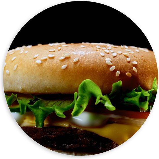 PVC Schuimplaat Muurcirkel - Smakelijke Hamburger tegen Zwarte Achtergrond - 100x100 cm Foto op Muurcirkel (met ophangsysteem)