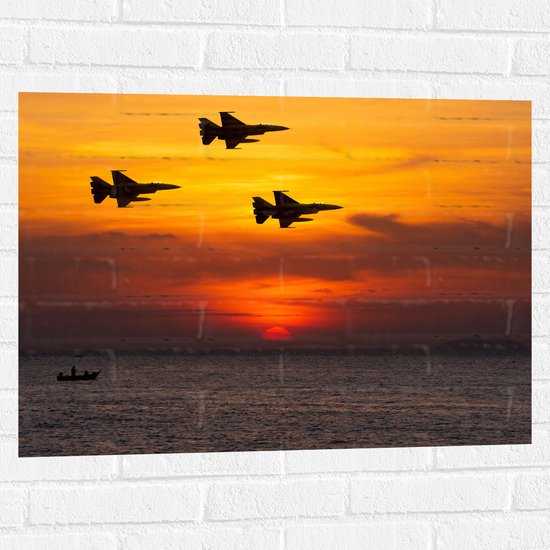 Muursticker - Silhouet van Straaljagers boven de Zee tijdens Zonsondergang - 80x60 cm Foto op Muursticker
