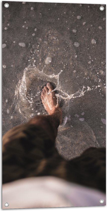 Tuinposter – Persoon - Voeten - Zee - Strand - Zand - Water - 50x100 cm Foto op Tuinposter (wanddecoratie voor buiten en binnen)