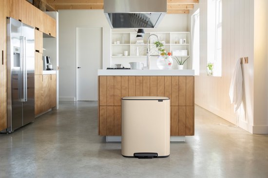 Poubelle Brabantia Bo crème de 60 litres dans une cuisine moderne avec des armoires en bois.