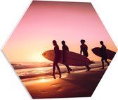 PVC Schuimplaat Hexagon - Groep Surfers op Weg naar de Zee tijdens Zonsondergang - 50x43.5 cm Foto op Hexagon (Met Ophangsysteem)