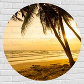 Muursticker Cirkel - Kokosnoot Palmbomen op het Strand bij Fekleurige Zonsopgang - 100x100 cm Foto op Muursticker