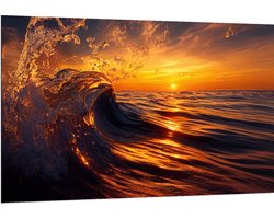 Dibond - Klotsende Golven tijdens Zakkende Avondzon in de Zee - 150x100 cm Foto op Aluminium (Met Ophangsysteem)