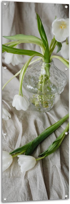 Tuinposter – Witte Bloemen in Vaas op Wit Laken - 50x150 cm Foto op Tuinposter (wanddecoratie voor buiten en binnen)