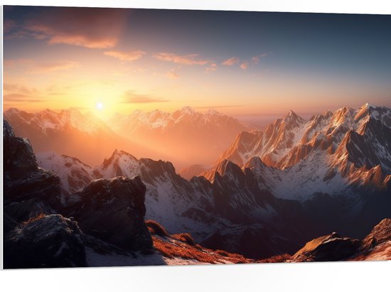 PVC Schuimplaat- Zon Zakkend achter Besneeuwde Bergen - 105x70 cm Foto op PVC Schuimplaat