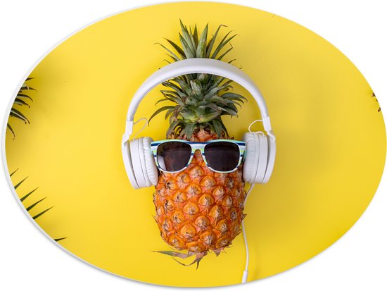 PVC Schuimplaat Ovaal - Ananas met Witte Headset op Felgele Achtergrond - 40x30 cm Foto op Ovaal (Met Ophangsysteem)