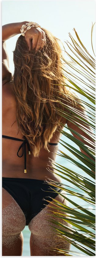 Poster (Mat) - Achteraanzicht van Vrouw in Bikini aan Zee met Palmblad - 50x150 cm Foto op Posterpapier met een Matte look
