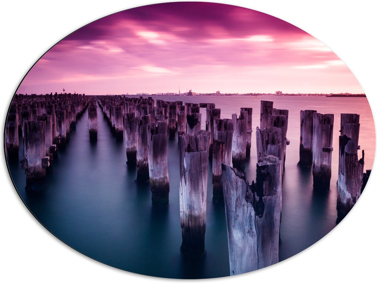 Dibond Ovaal - Palen - Water - Hout - Zee - Kleuren - 80x60 cm Foto op Ovaal (Met Ophangsy