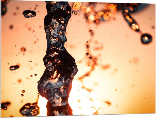 Acrylglas - Spetters en Klotsend Water tegen Oranje Zonlicht - 100x75 cm Foto op Acrylglas (Met Ophangsysteem)