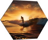 Dibond Hexagon - Surfer in Actie tijdens Zonsondergang - 70x60.9 cm Foto op Hexagon (Met Ophangsysteem)