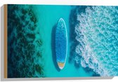 Hout - Surfboard Dobberend op Wateroppervlak van Oceaan - 60x40 cm - 9 mm dik - Foto op Hout (Met Ophangsysteem)